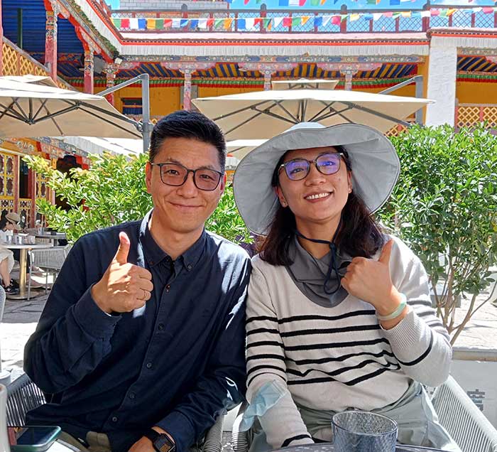 Tashi Tsering du « Nor Nor Education Center » et Yangchi, notre guide tibétaine (26 mai 2025) qui a contribué à la vidéo de Andy Boreham où on revoit Tashi Tsering : undefined